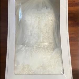 Oleg Cassini wedding dress and veil / ivory white / size 6/8.